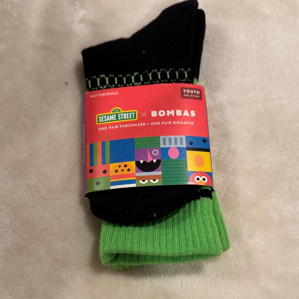 New pair of Bombas x Sesame Street youth crew socks in a black and green Oscar - Picture 2 of 3